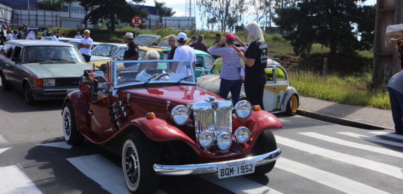  Encontro de Carros Antigos em Pinhais reúne milhares de pessoas no centro da cidade