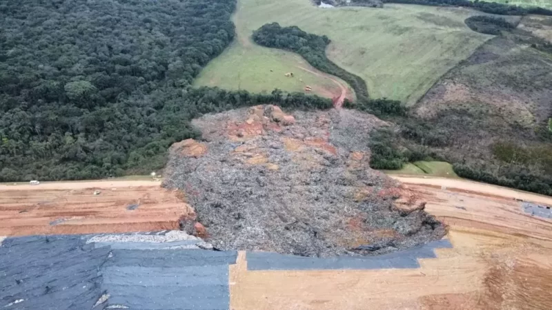  Fazenda Rio Grande. Vereadores aprovam CEI para investigar desmoronamento na Estre Ambiental