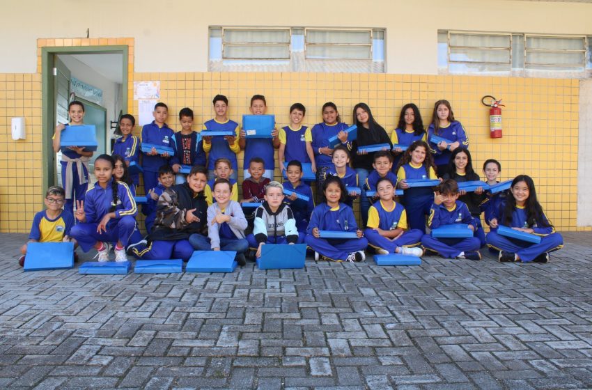  Crianças recebem kits escolares na volta às aulas em Fazenda Rio Grande