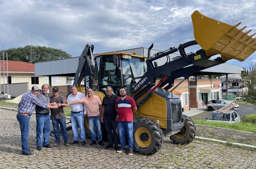  Tijucas do Sul recebe nova retroescavadeira para obras de manutenção após chuvas no município
