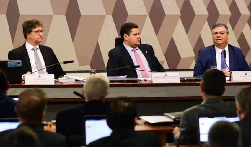  CCJ do Senado aprova indicações de Dino e Gonet ao STF e PGR