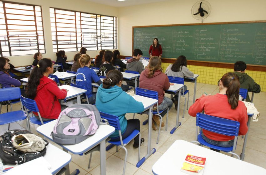  Leis estaduais auxiliam pais e alunos no Paraná no retorno às aulas