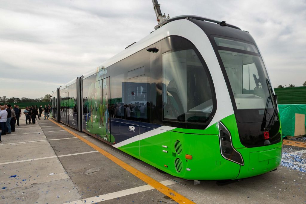Trata-se de um modelo similar a um Veículo Leve sobre Trilhos (VLT), com a diferença de, em vez de trilhos, é guiado no asfalto através de indução magnética, reduzindo significativamente os custos de implantação do sistema.